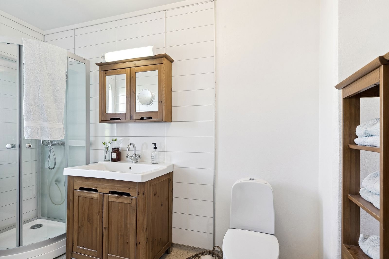 Romslig lyst bad med wc Galleribilde