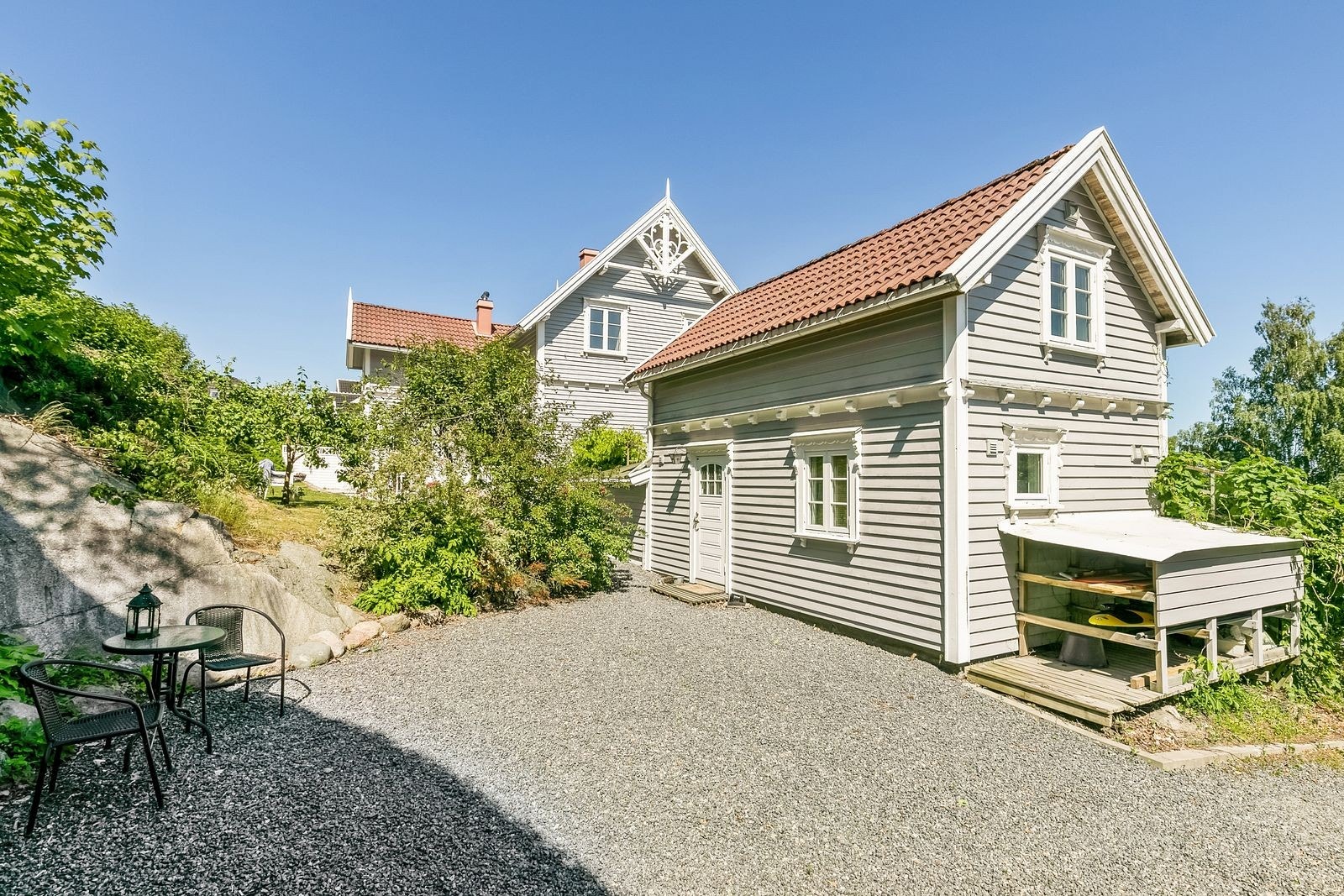 Koselig anneks med egen uteplass og parkering. Annekset leies idag ut for kr 10 000 pr. mnd + strøm/internett/tv Galleribilde