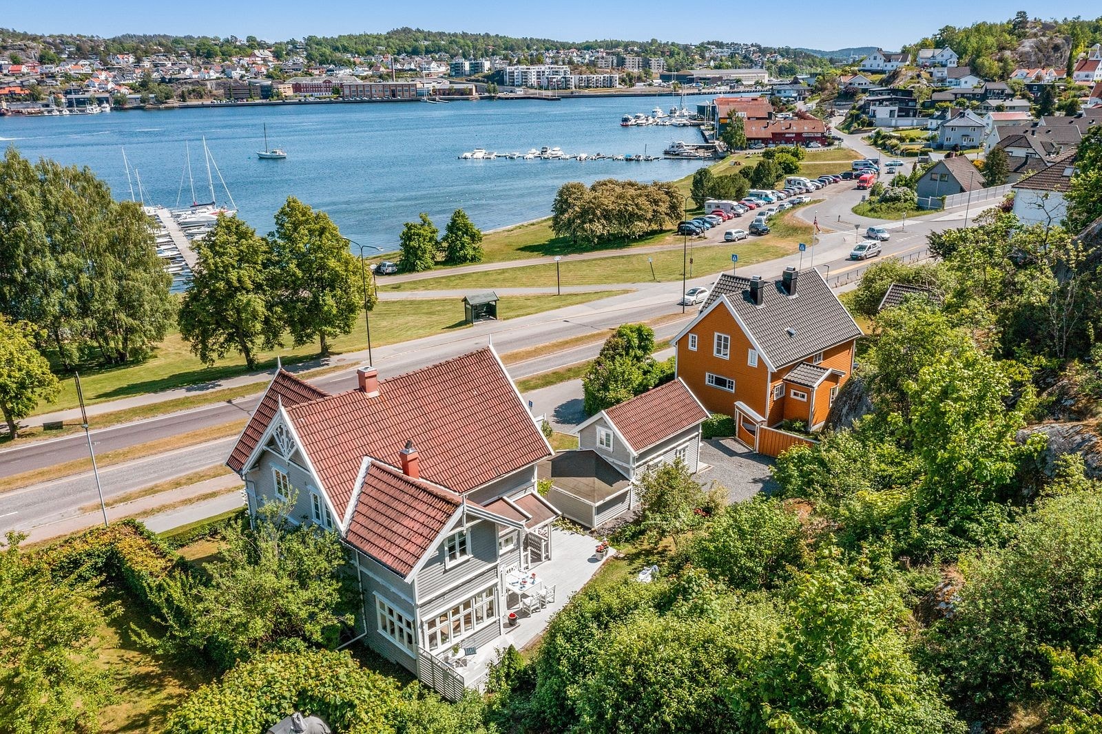Herskapelig og sjarmerende sveitservilla med både sjønær og bynær beliggenhet! Anneks. Garasje. Galleribilde