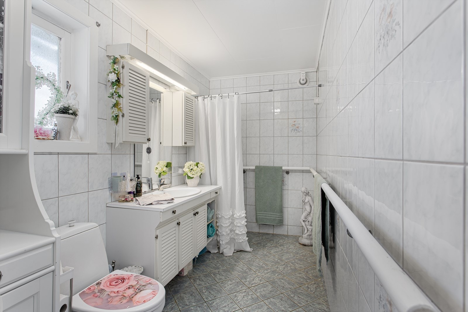 Romslig og praktisk bad. Galleribilde