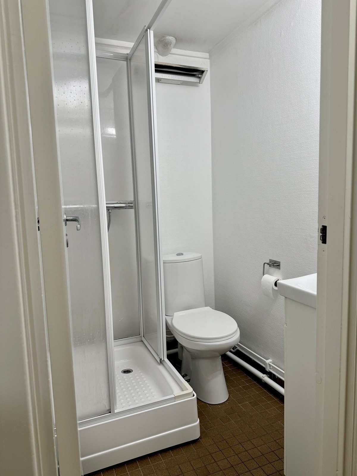 Badet er innredet med dusjkabinett, toalett og servant med underskap. Tilgang til fellesvaskeri. Galleribilde
