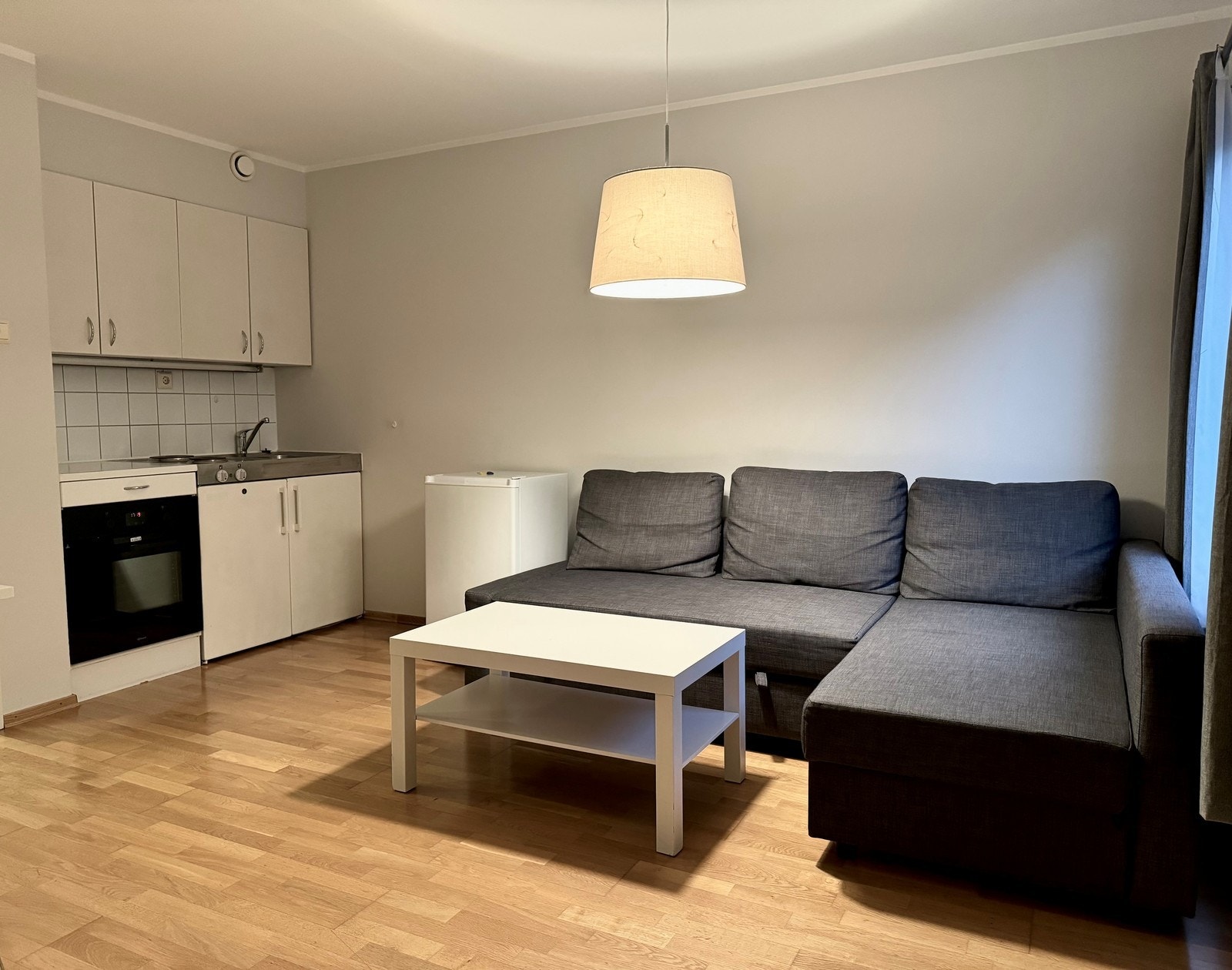 Åpen stue- og kjøkkenløsning. Sofa, sofabord og spisebord med to stoler følger med. Galleribilde