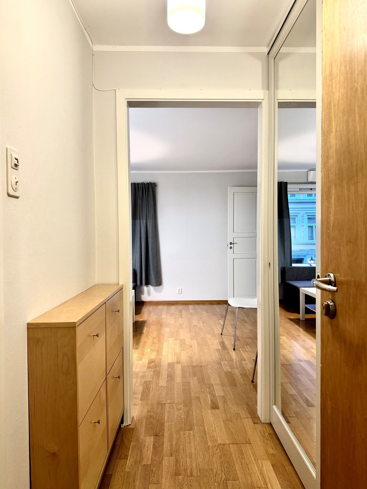 Entré. Romslig syvedørsgarderobe med speildører og skoskap montert på vegg Galleribilde