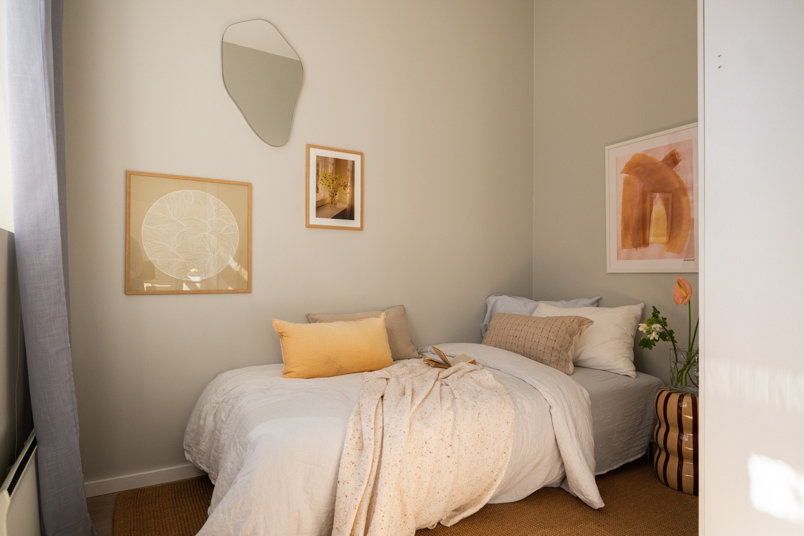 Et lyst og innbydende soverom som passer perfekt som barnerom, gjesterom eller kontor. Galleribilde