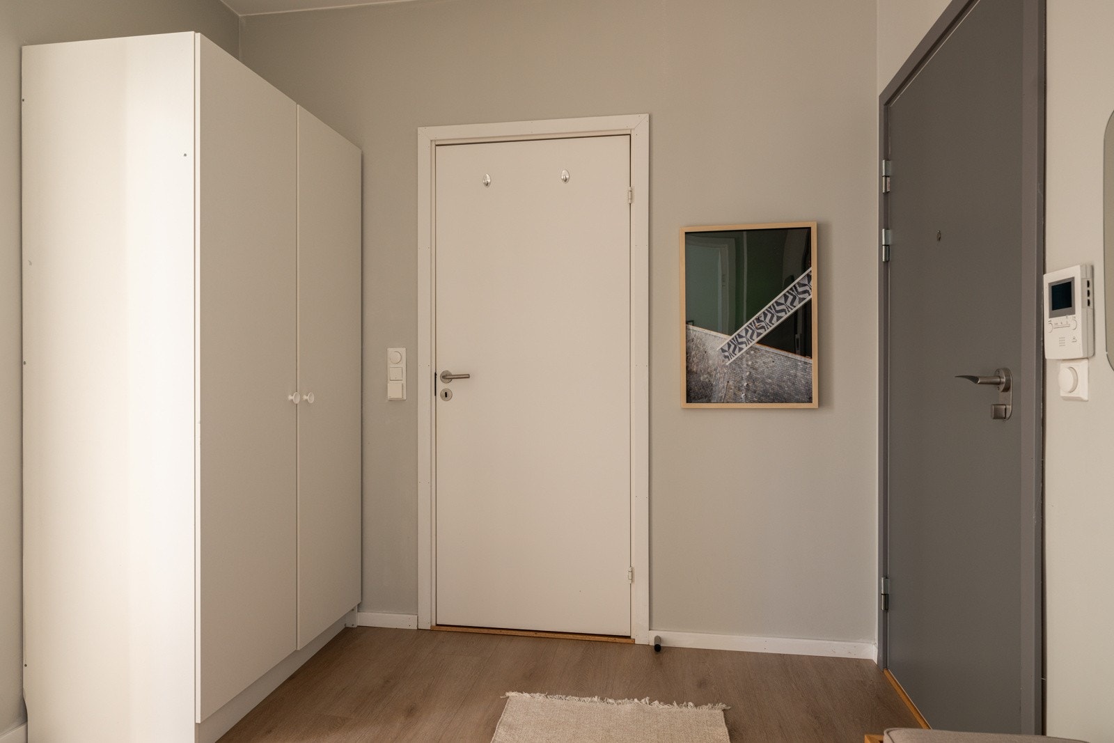 I entréen har du god oppbevaringsplass i medfølgende garderobeskap. Montert porttelefon med video ved inngangsdøren. Galleribilde