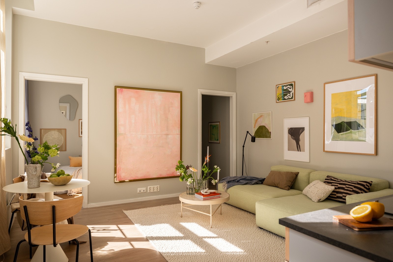 En lys og innbydende 3-roms leilighet som var ny i 2019. Leiligheten ligger i byggets 2. etasje (heisadkomst), og vender i sin helhet ut mot rolige fellesarealer. Galleribilde