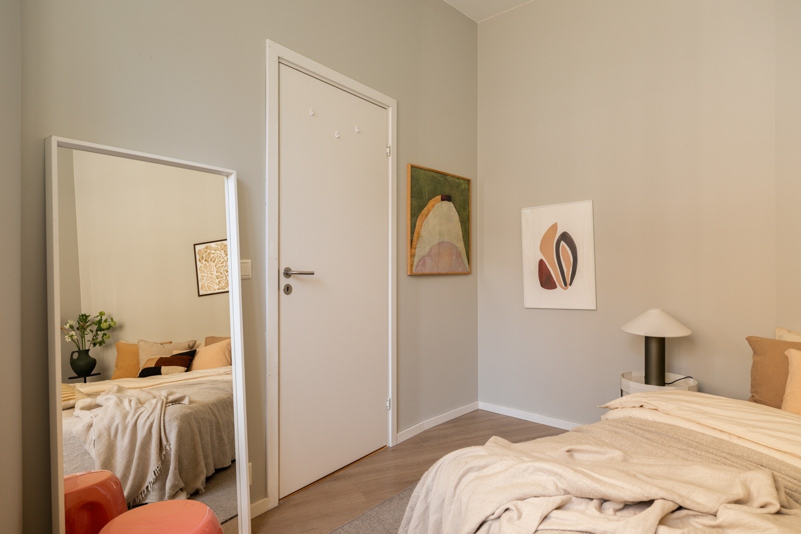 Hele leiligheten holder en gjennomgående god og moderne standard fra 2019. Galleribilde