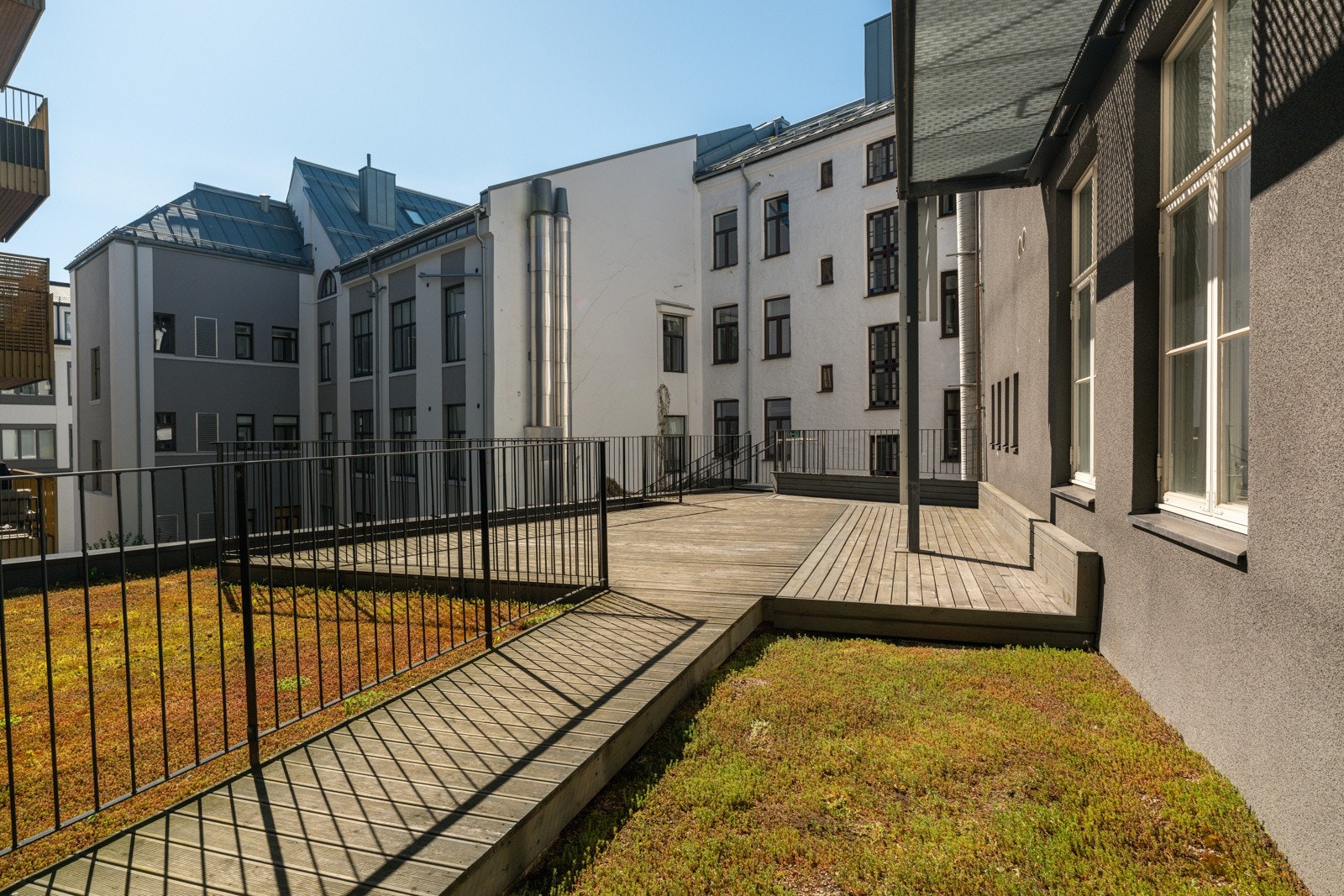 Fra leiligheten er det enkel tilgang til felles terrasse som ligger rett utenfor leiligheten! Galleribilde