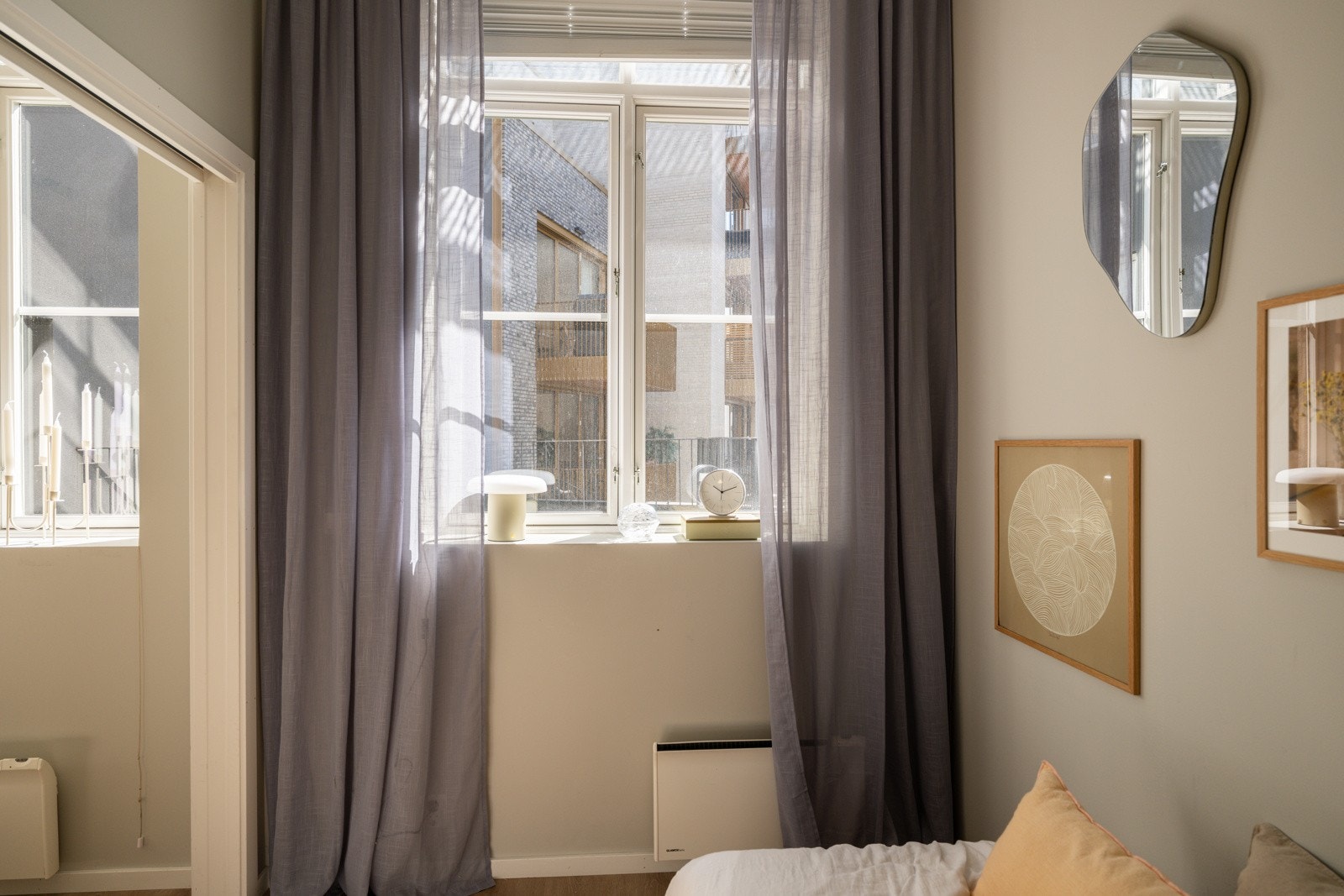 Soverommet har god standard med enstavs laminat på gulv, glatte overflater malt i en fin farge og et stort vindu som slipper inn flott naturlig lys. Galleribilde