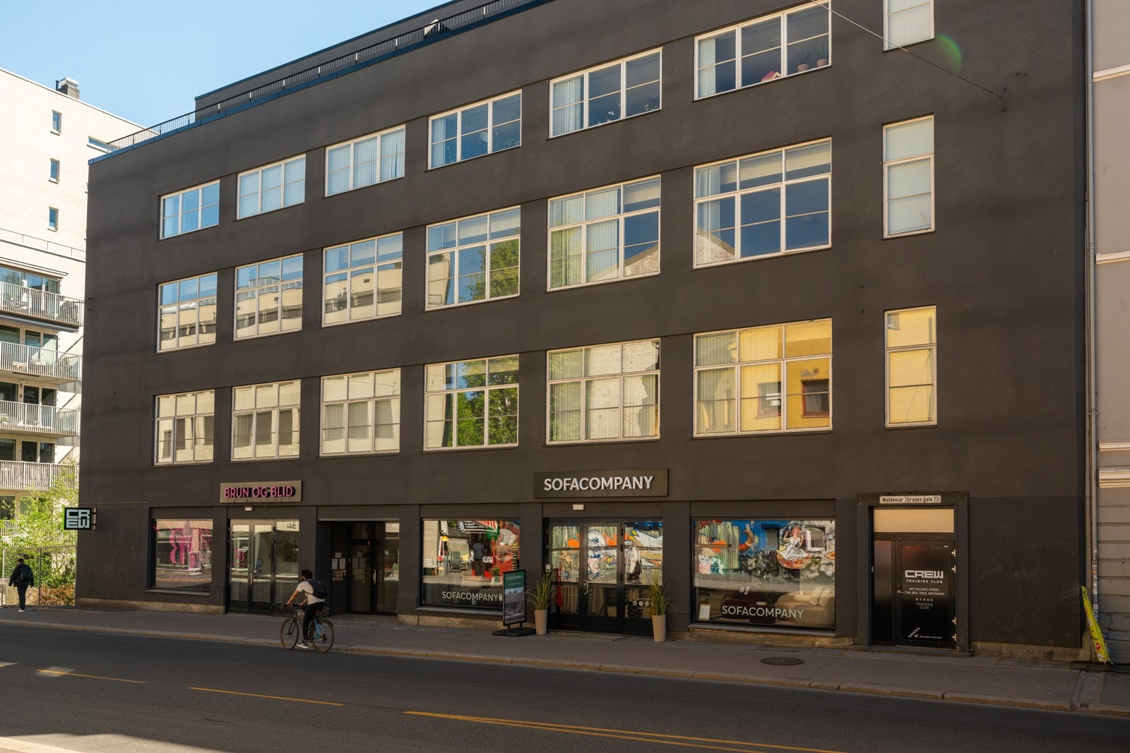 Svært urban og sentral beliggenhet på populære Alexander Kiellands plass, som er et pulserende knutepunkt mellom Grünerløkka og St. Hanshaugen. Gangavstand til alt av fasiliteter, restauranter og flotte grønne områder. Galleribilde