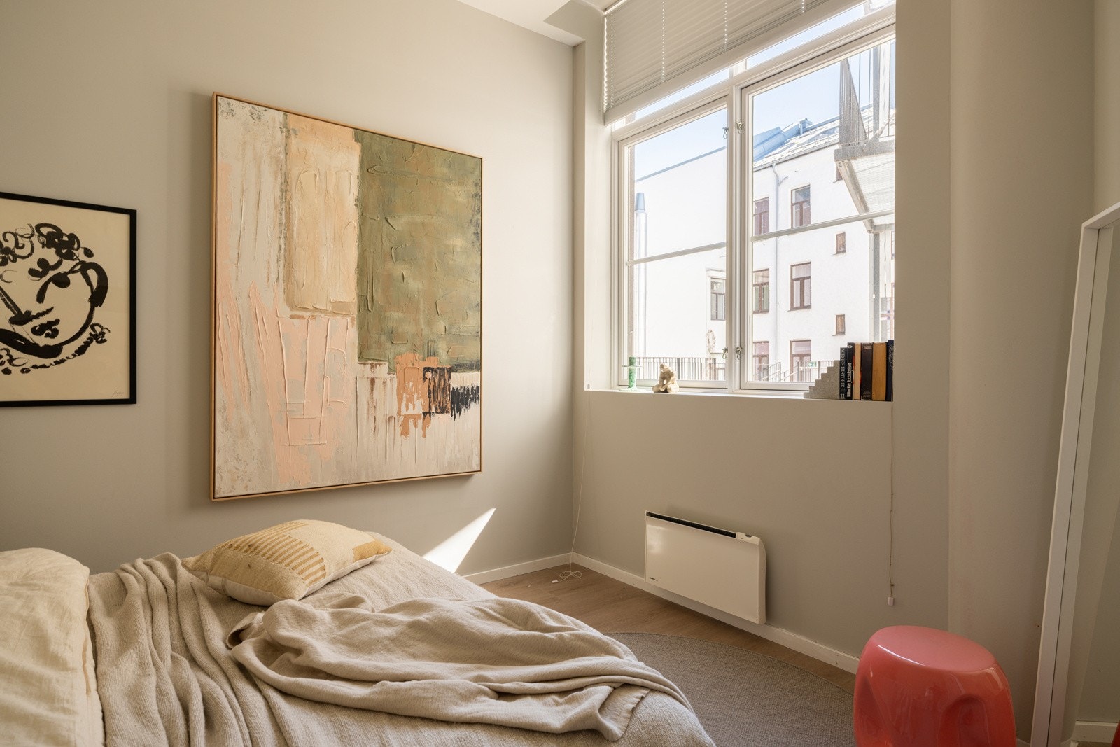 Soverommet har en stor og flott vindusflate som vender ut mot rolige fellesarealer uten biltrafikk. Galleribilde