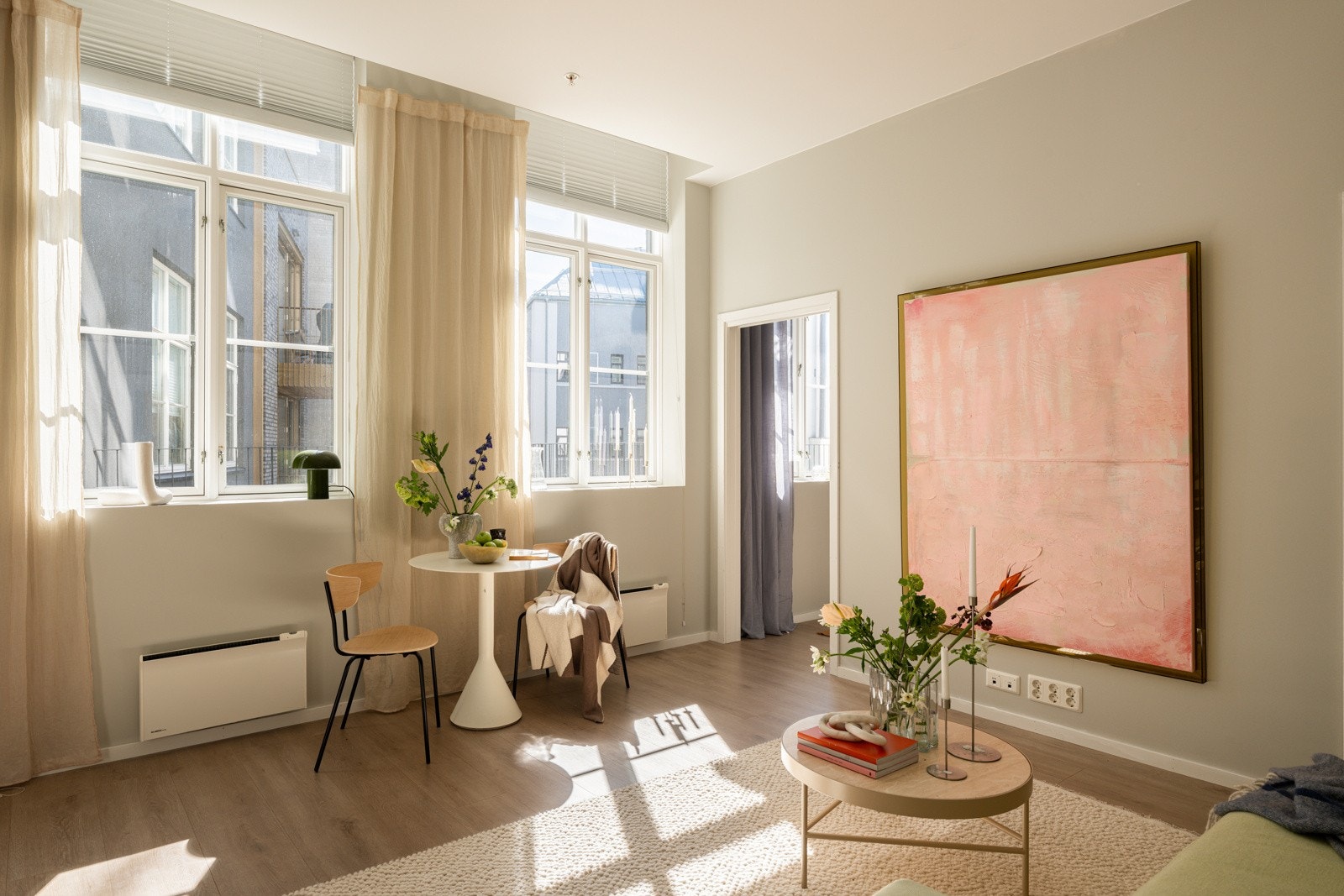 Stuen har to store vinduer som slipper inn rikelig med naturlig lys. Galleribilde