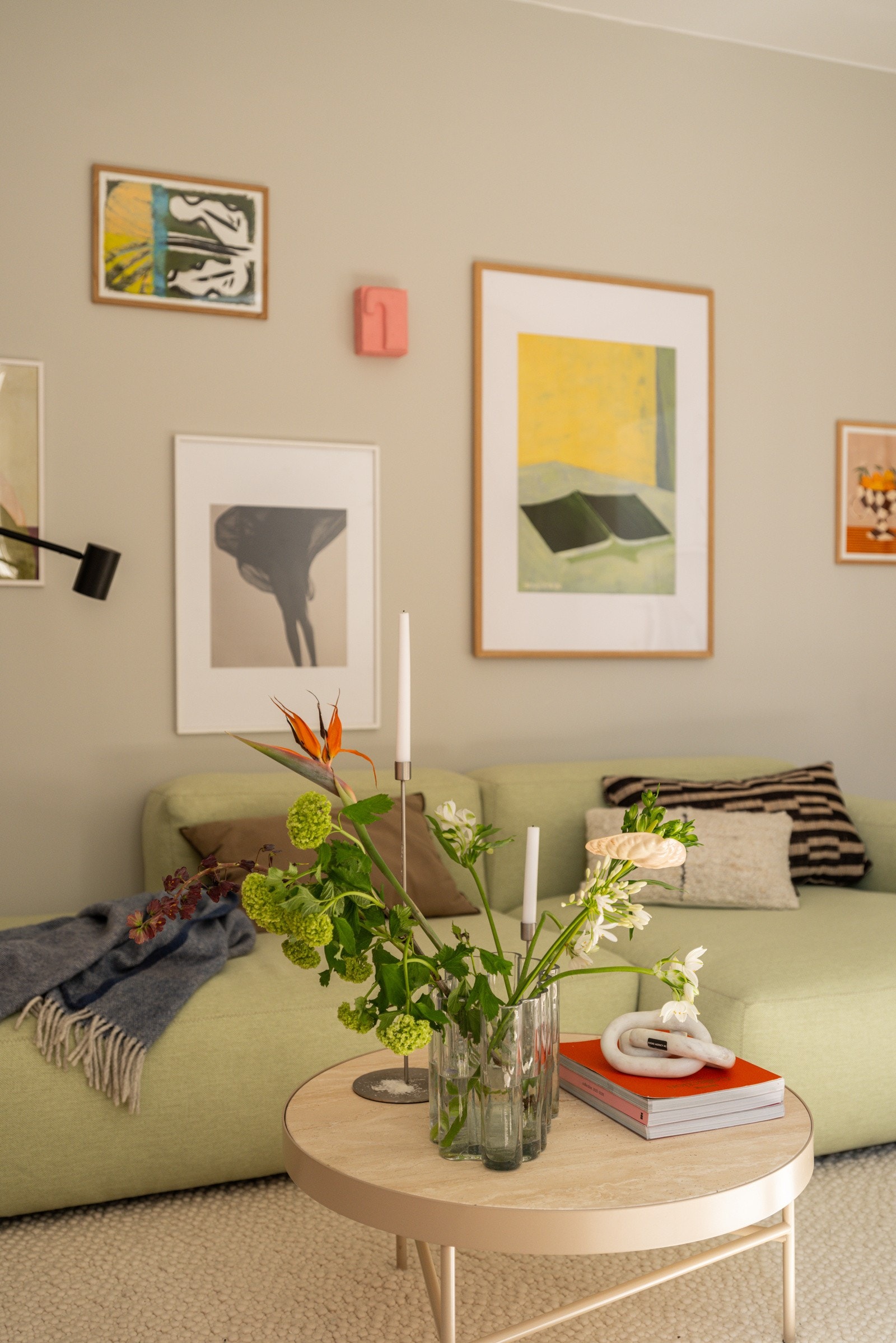 Leiligheten har en god planløsning med åpen stue- og kjøkkenløsning, 2 soverom, baderom og innvendig bod. Galleribilde