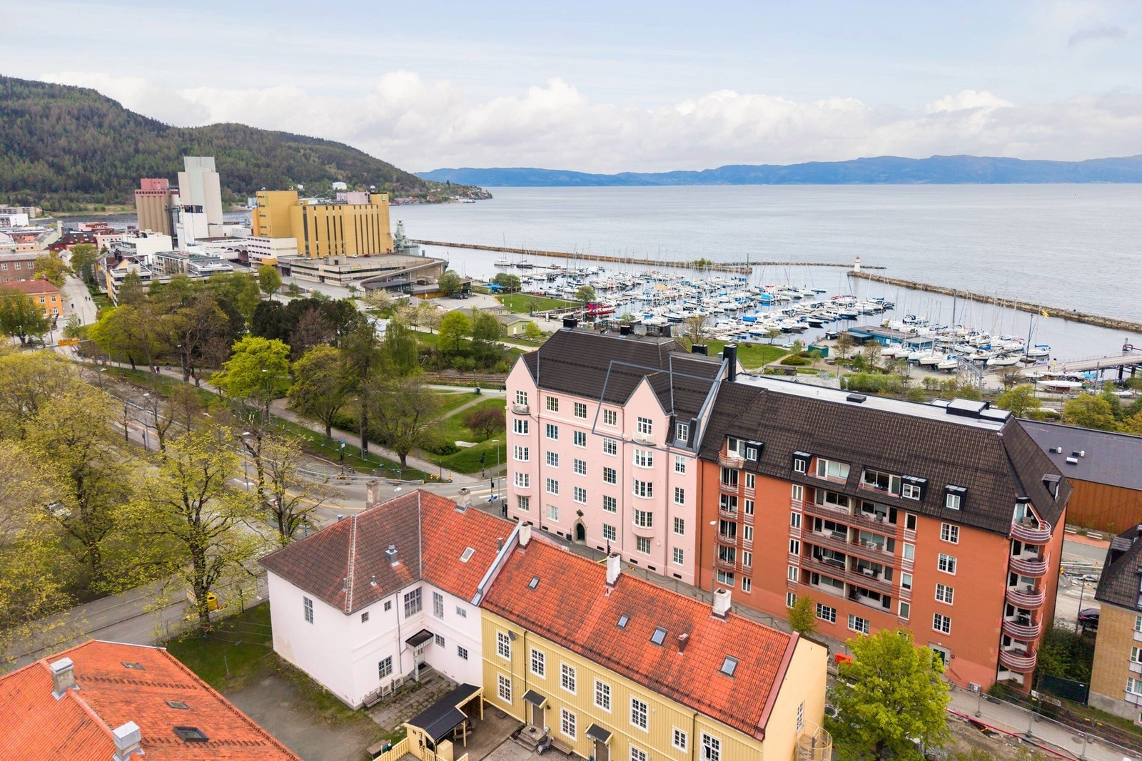 Leiligheten ligger idyllisk til i Ila, i en bygård oppført i 1916 og kjennetegnes av sin unike jugendstilarkitektur. Galleribilde