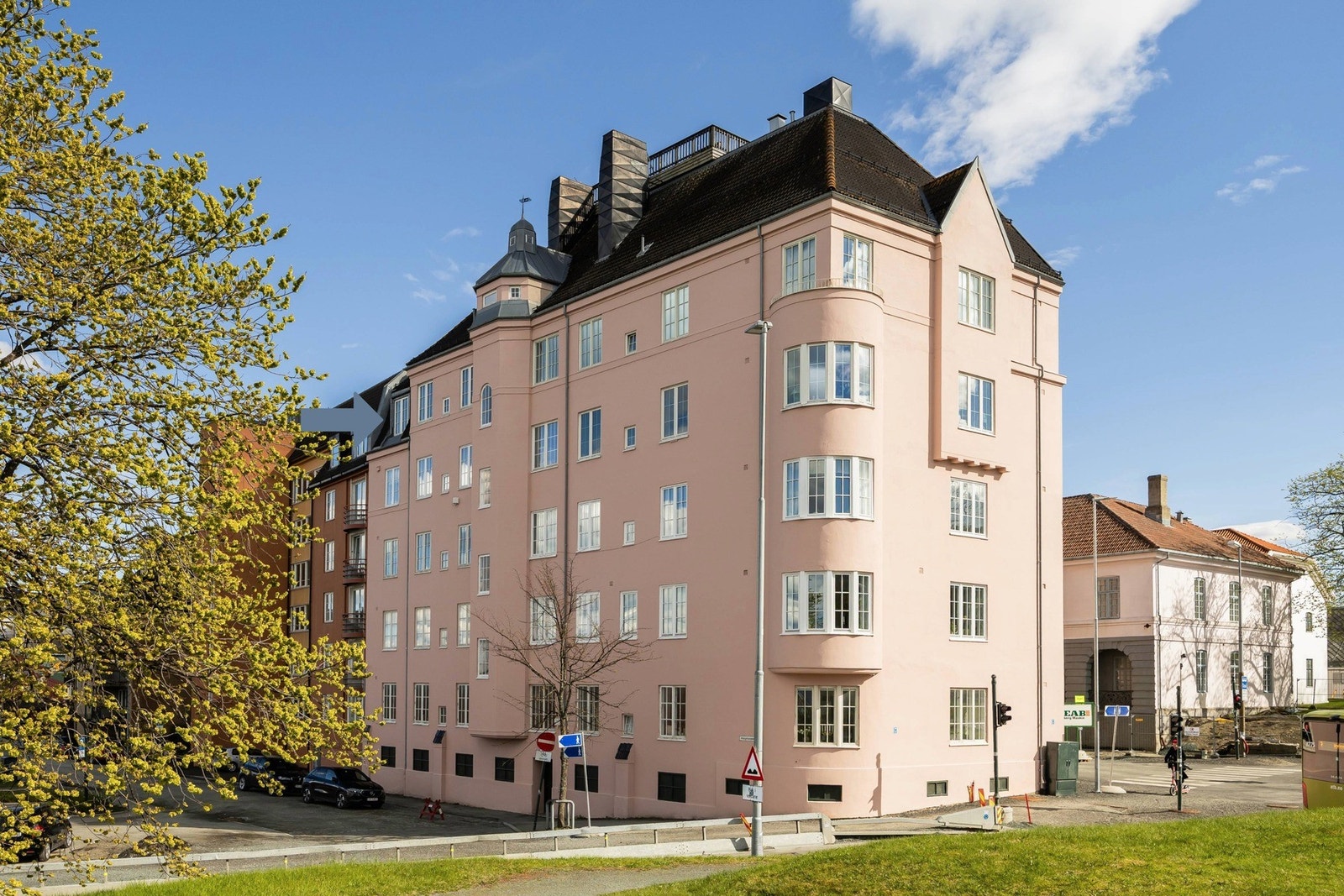 Bygården har et herskapelig uttrykk, og sameie består av totalt 10 seksjoner. Galleribilde