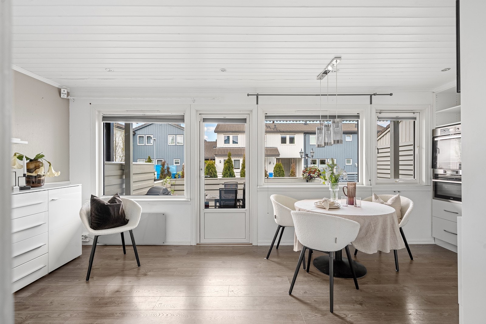 Utgang til terrasse - enkelt å ta måltidene ut på sommeren Galleribilde