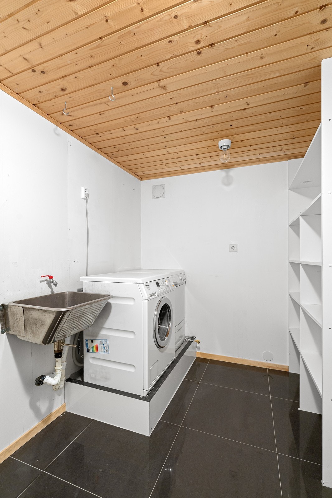 Separat vaskerom med opplegg for vaskemaskin, utslagsvask og god plass til oppbevaring. Et svært praktisk rom som gjør hverdagen enklere. Vaskemaskin medfølger i handelen. Galleribilde