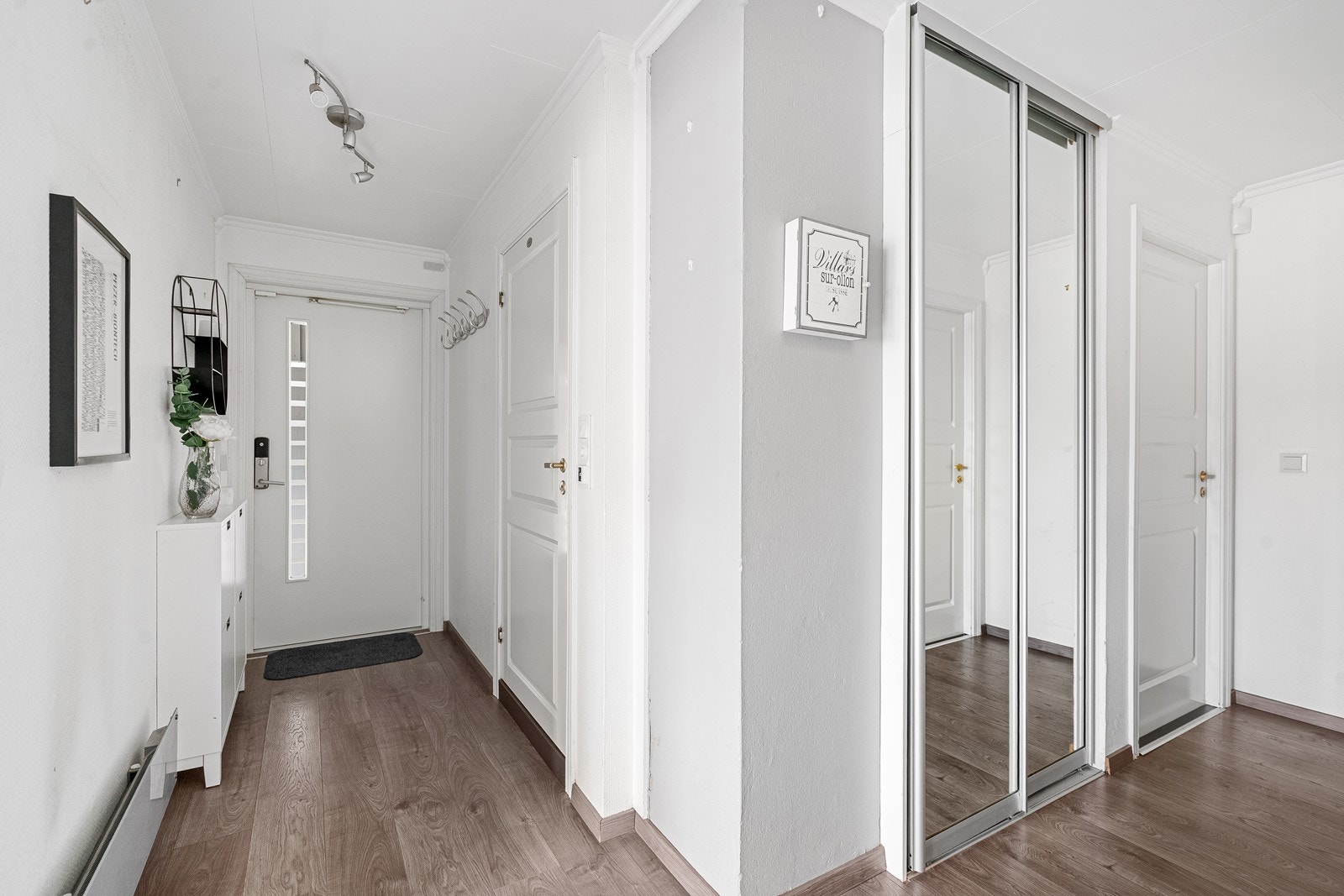 Lys og innbydende entré, med skyvedørsgarderobe for god oppbevaringsplass Galleribilde