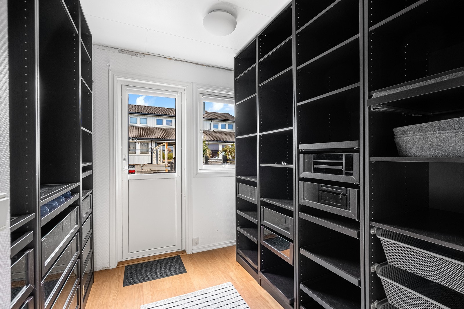 Soverom 2, er brukt til garderobe og har direkte utgang til hagen Galleribilde