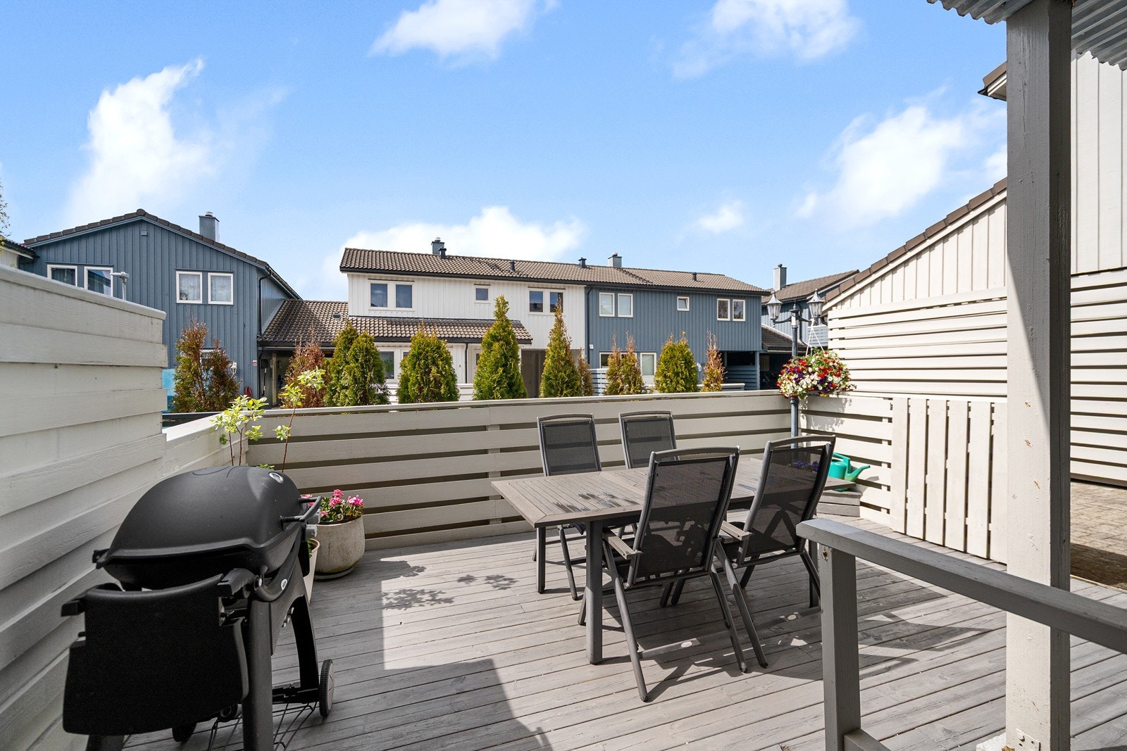 Skjermet terrasse med plass til både grill og sittegrupper. Galleribilde