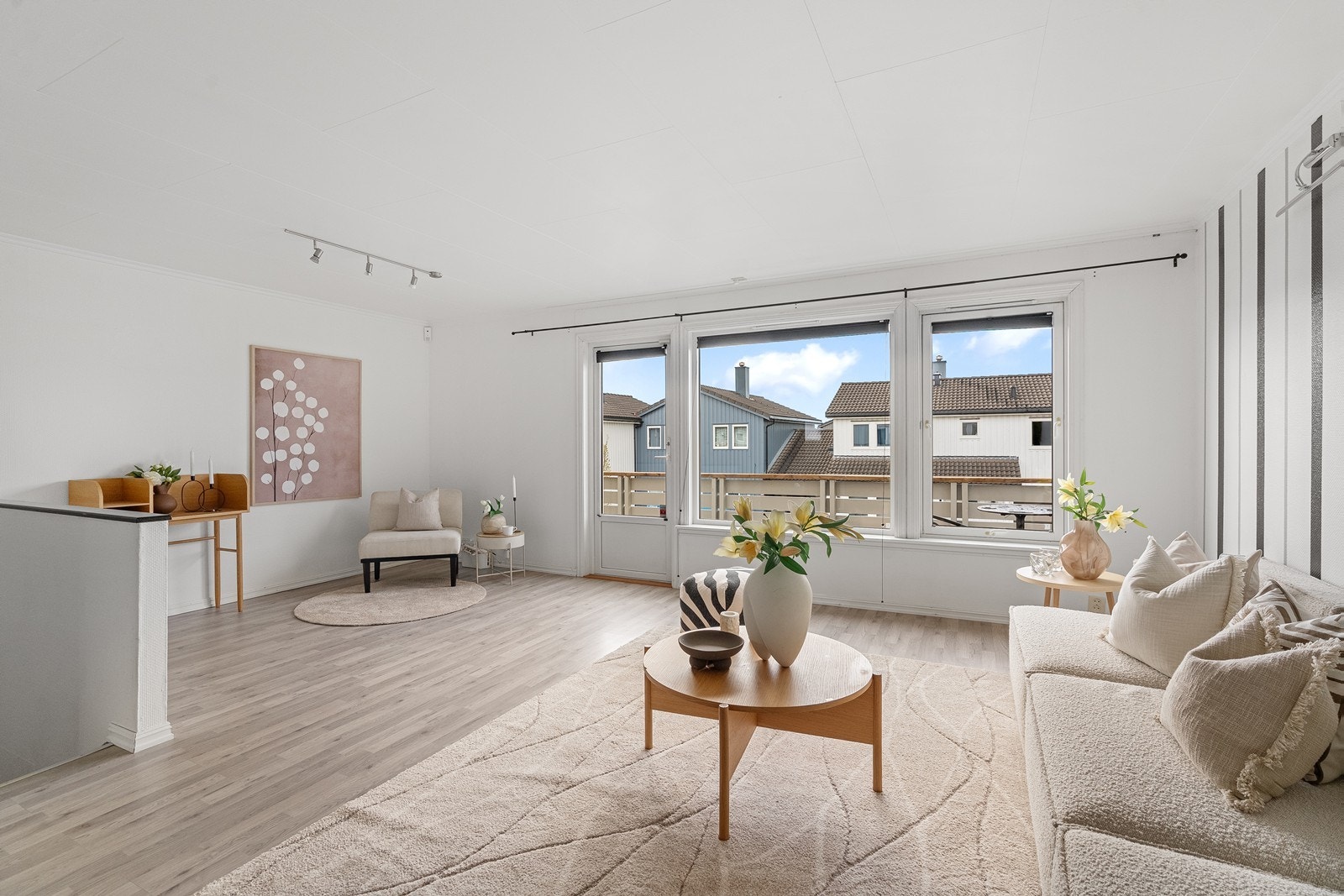 Lys og luftig stue med moderne uttrykk Galleribilde