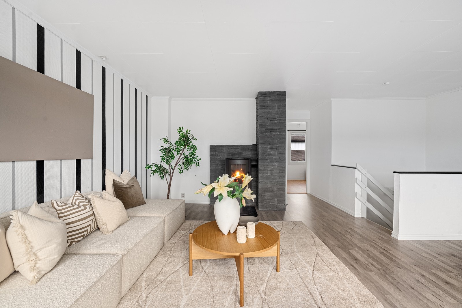 Romslig stue med store vinduer og rikelig med naturlig lys Galleribilde