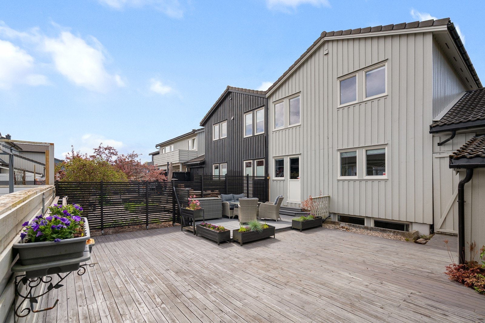 Romslig terrasse med god plass til spisegruppe og grill. Lun og skjermet uteplass med gode solforhold Galleribilde