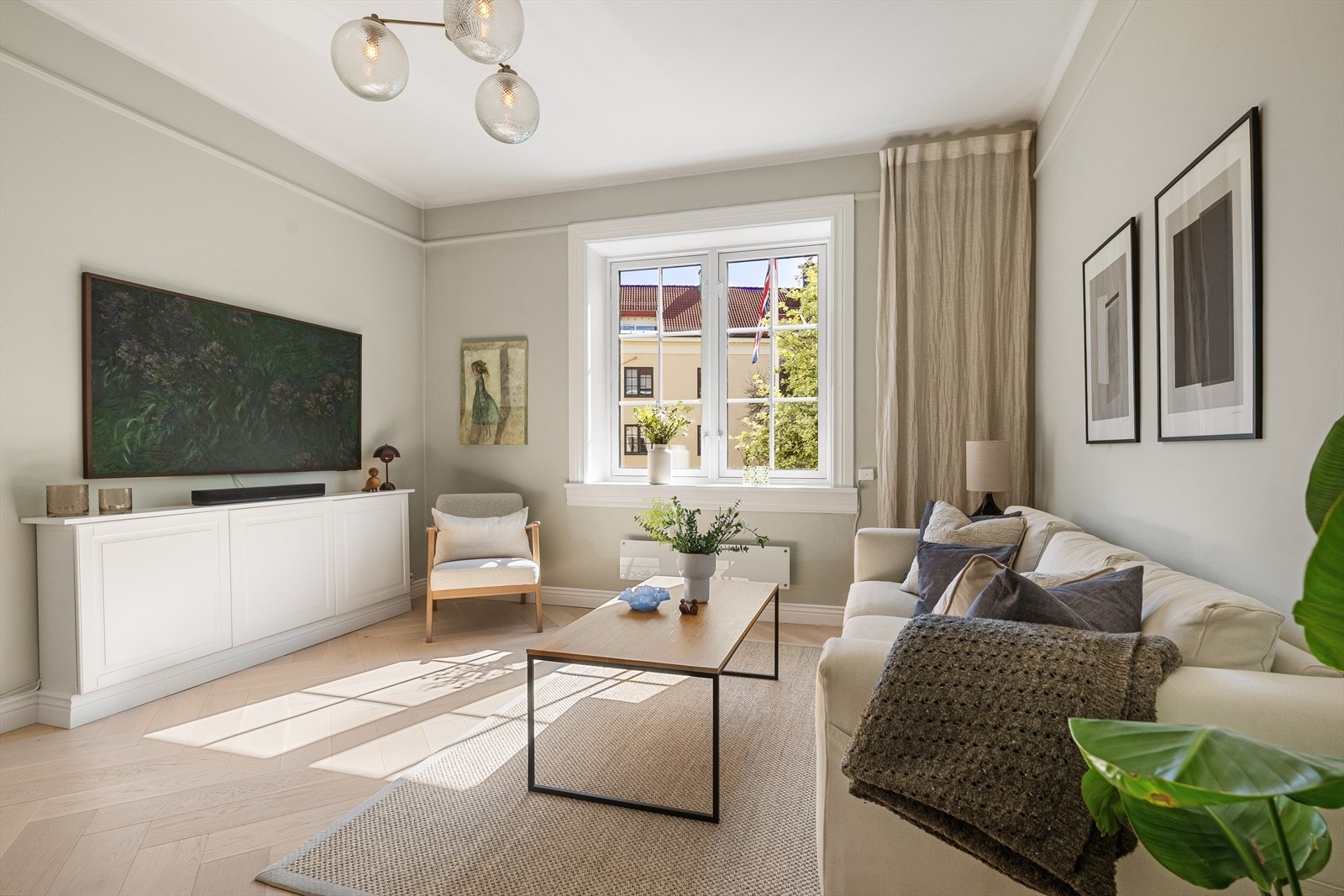 Stuen er romslig med gode møbleringsmuligheter. Her er det god plass til en stor sofagruppe og tilhørende møblement. Galleribilde