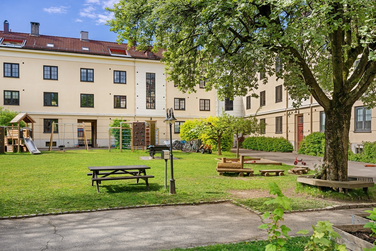 Hagen gir en liten følelse av "privat park" i nær tilknytning. Her er det flere lekeplasser til glede for barna. Galleribilde