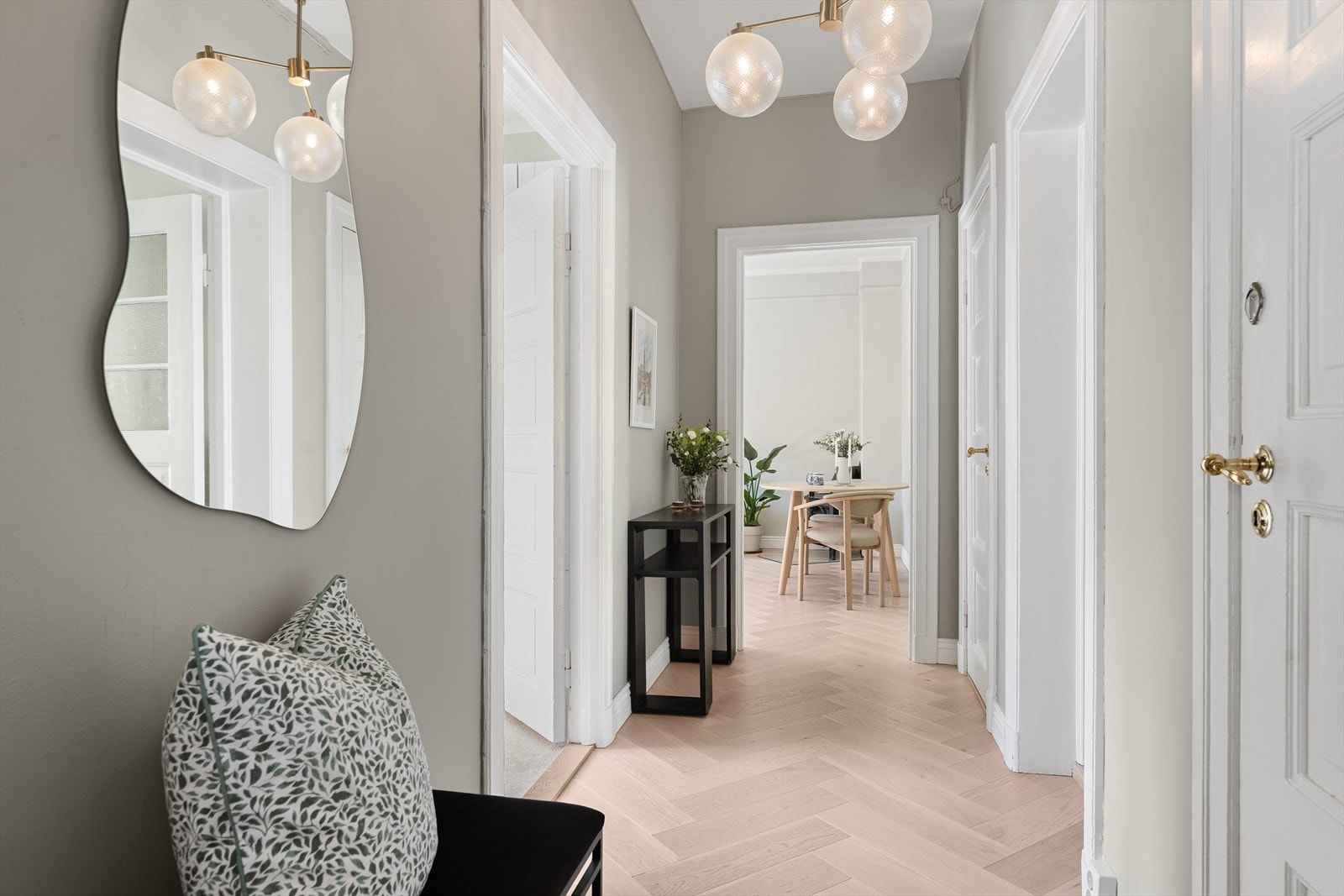 Lys og innbydende entré med gulvvarme. Galleribilde