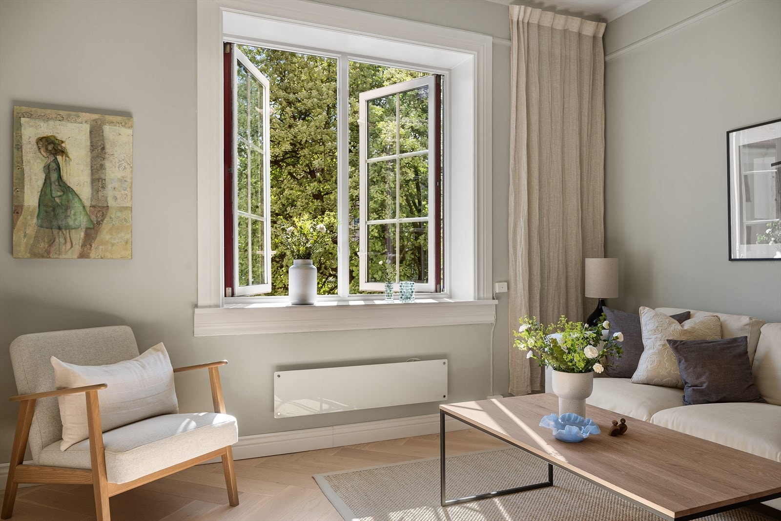 Stuen oppleves lys og luftig med store vindusflater som slipper inn rikelig med naturlig lys. Galleribilde