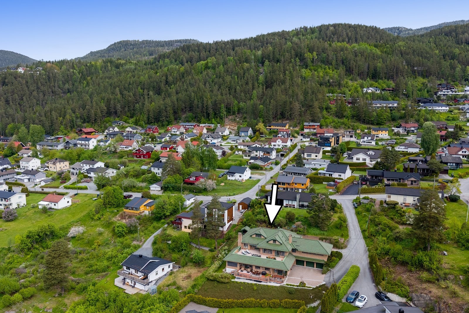 Leiligheten ligger i et veletablert boligområde i Krokstadelva - tett på natur og det man behøver i hverdagen Galleribilde