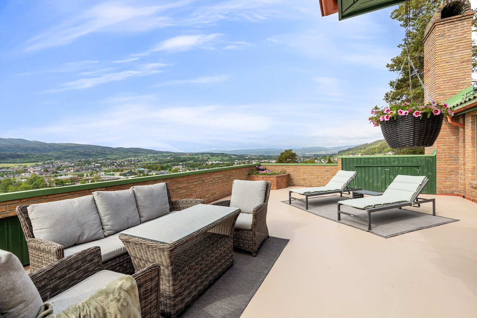 Her kan du nyte fine sommerdager - usjenert på egen terrasse Galleribilde