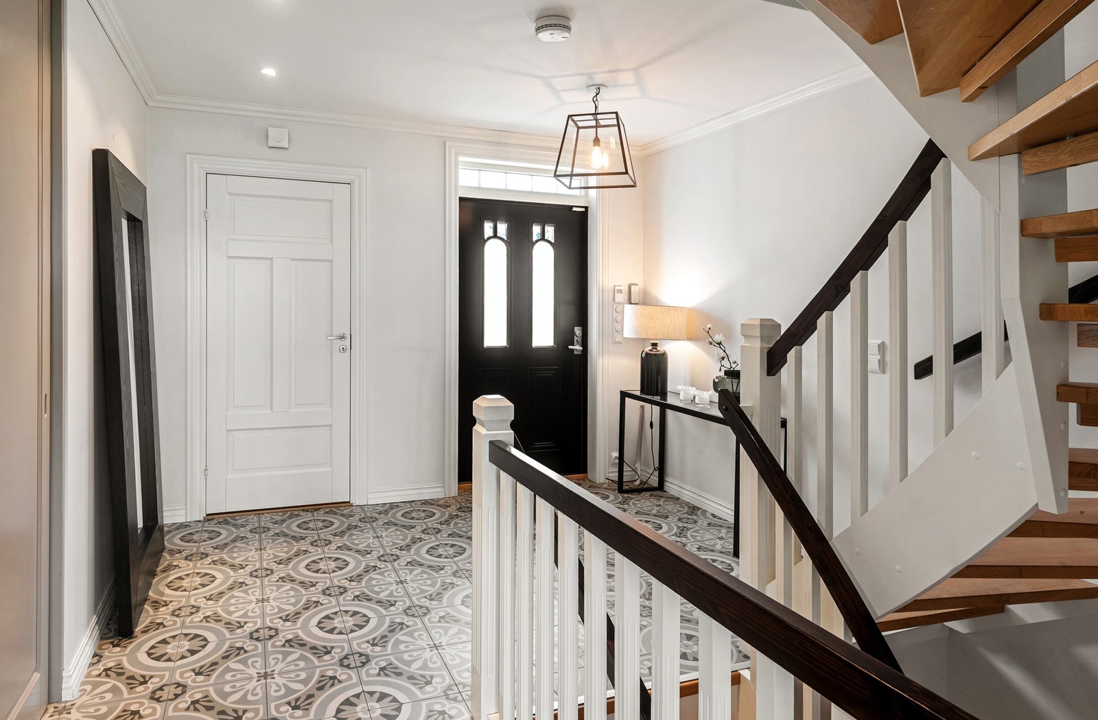 Velkommen inn i en stor og innholdsrik enebolig fra 2015. Galleribilde
