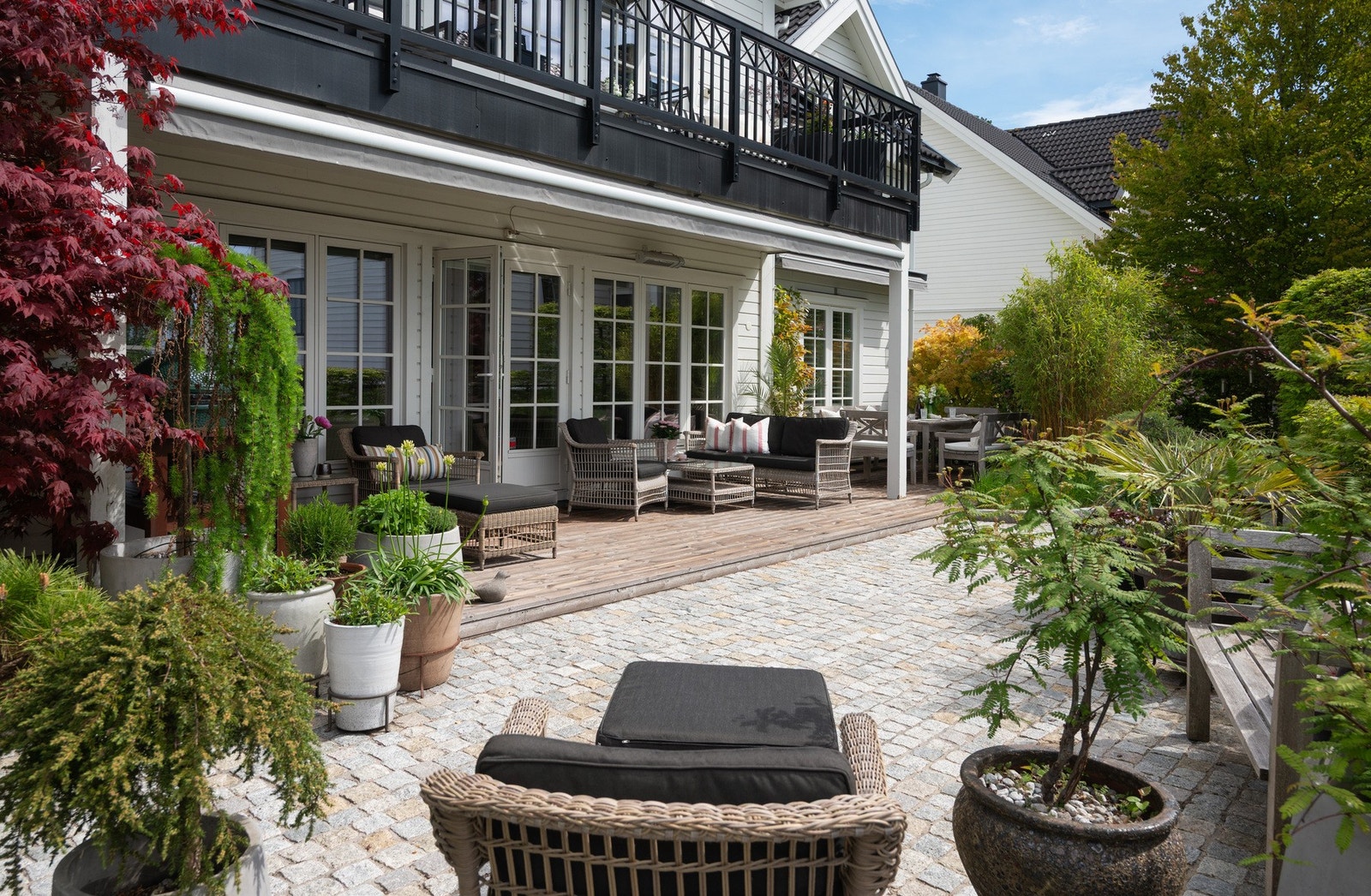 Vestvendt terrasse med lys og markiser. Galleribilde