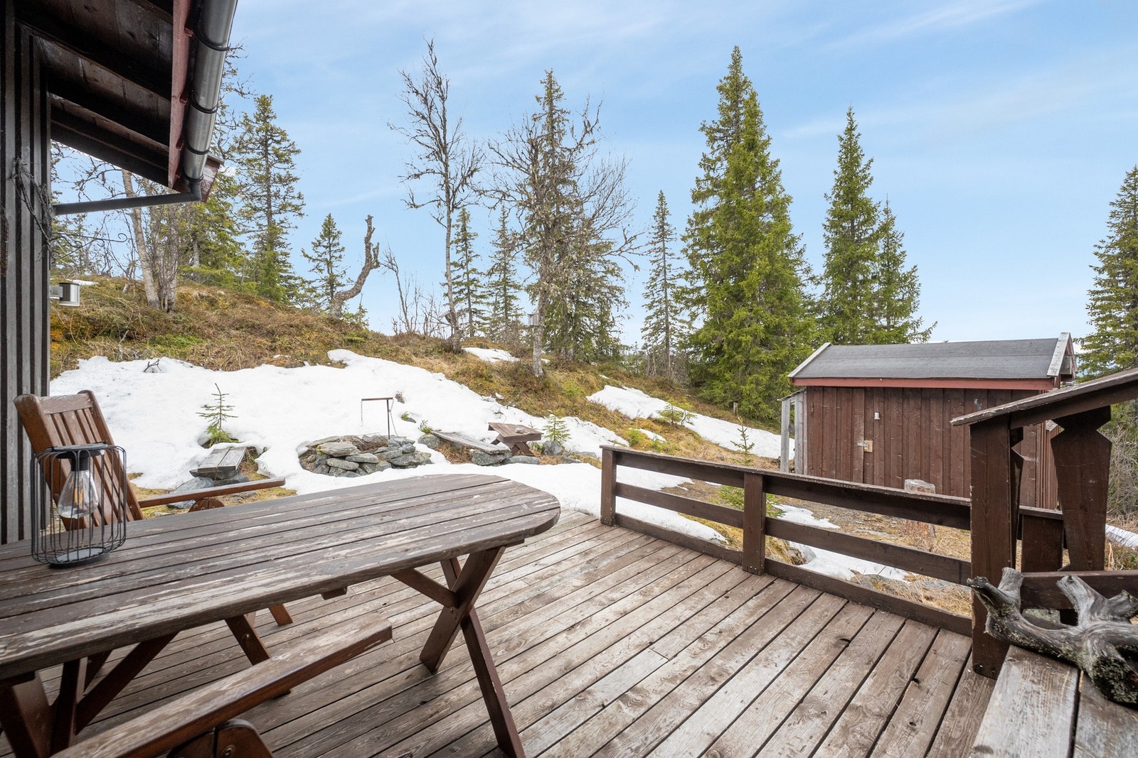 Her kan man nyte solen fra tidlig morgen til den går ned bak fjellene på kveldstid. Galleribilde