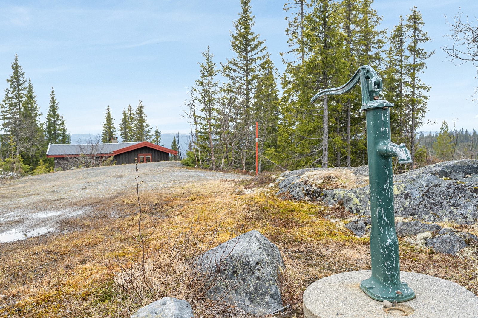 Ved parkeringen finnes det vannpost med håndpumpe, men vannet har ikke drikkevannskvalitet. Galleribilde