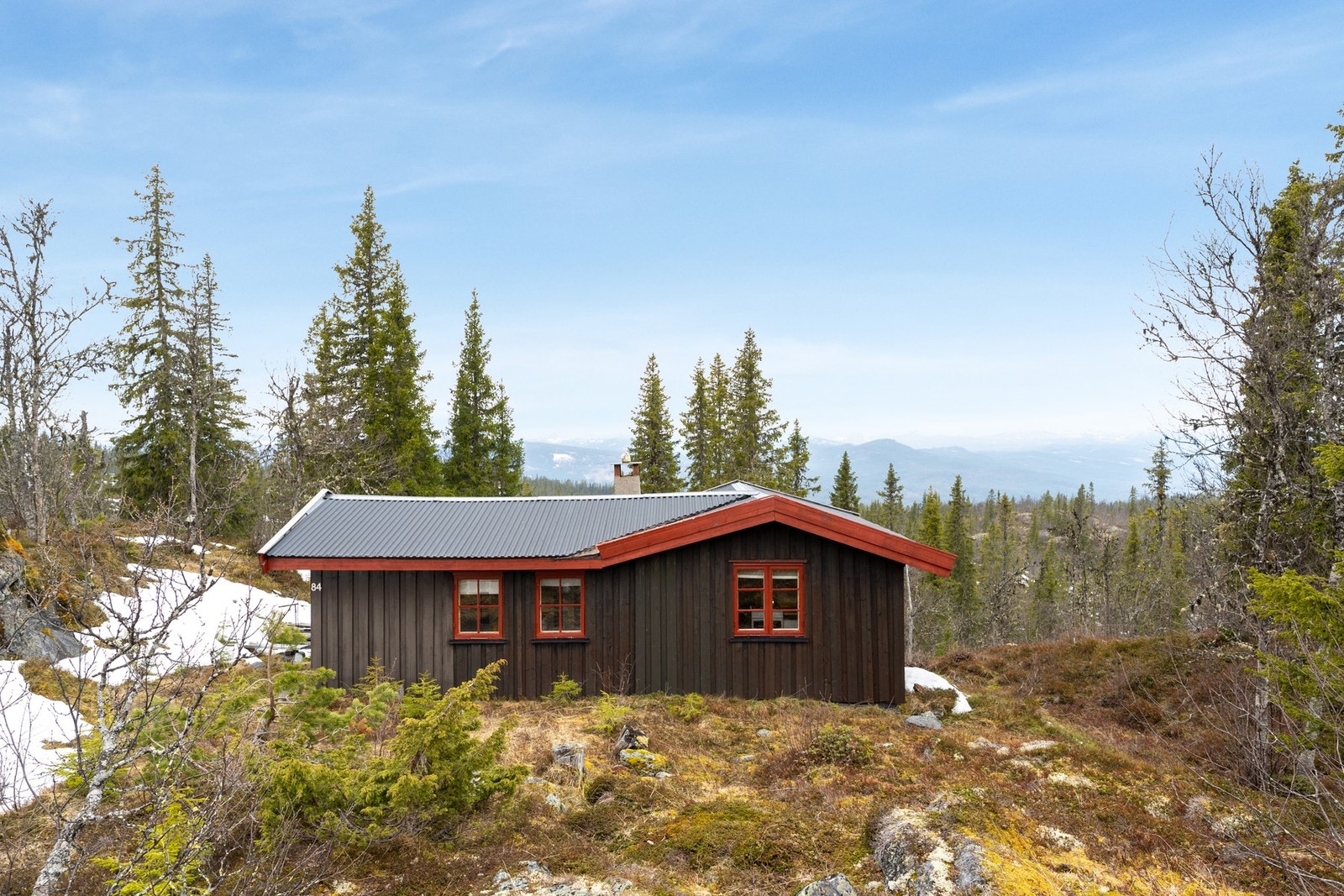 Eiendommen ligger ca. 885 moh. og byr på fantastisk utsikt mot både Synnfjell og Jotunheimen Galleribilde
