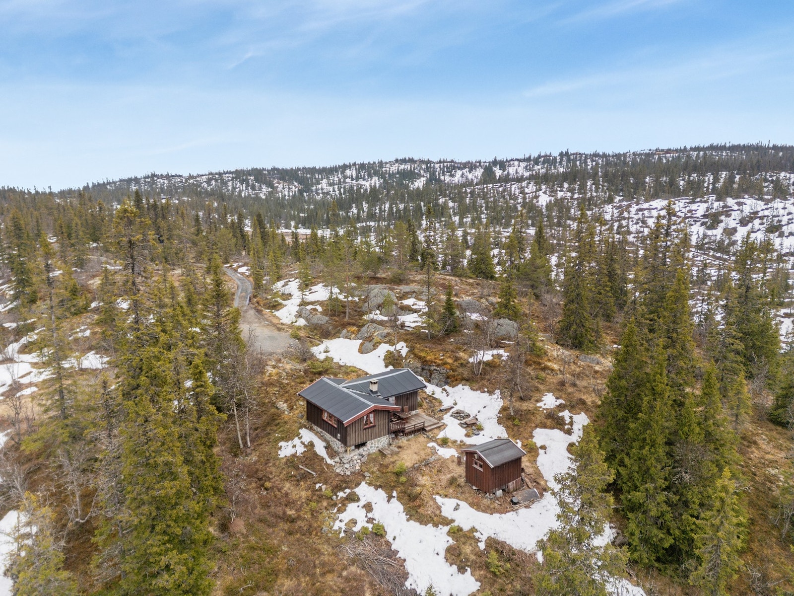 Hytta ligger idyllisk til i Etnedal, innerst i en blindvei i et rolig og hyggelig hyttefelt med bomvei. Galleribilde