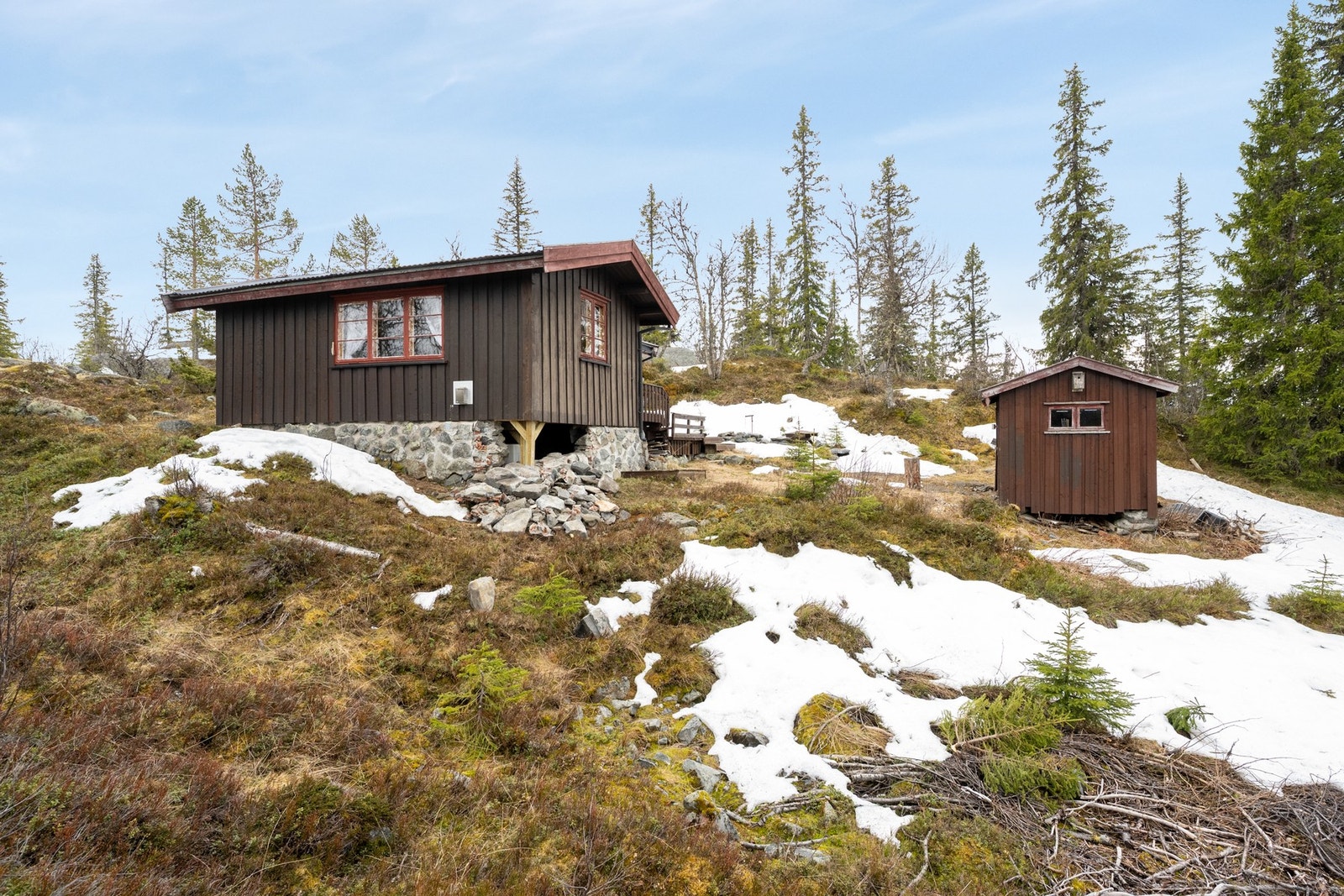Det er også installert Wallas hyttevarmer med fjernstyring ("ring hytta varm"), men denne må oppgraderes av nye eiere ettersom 2G-nettet nå er faset ut. Galleribilde