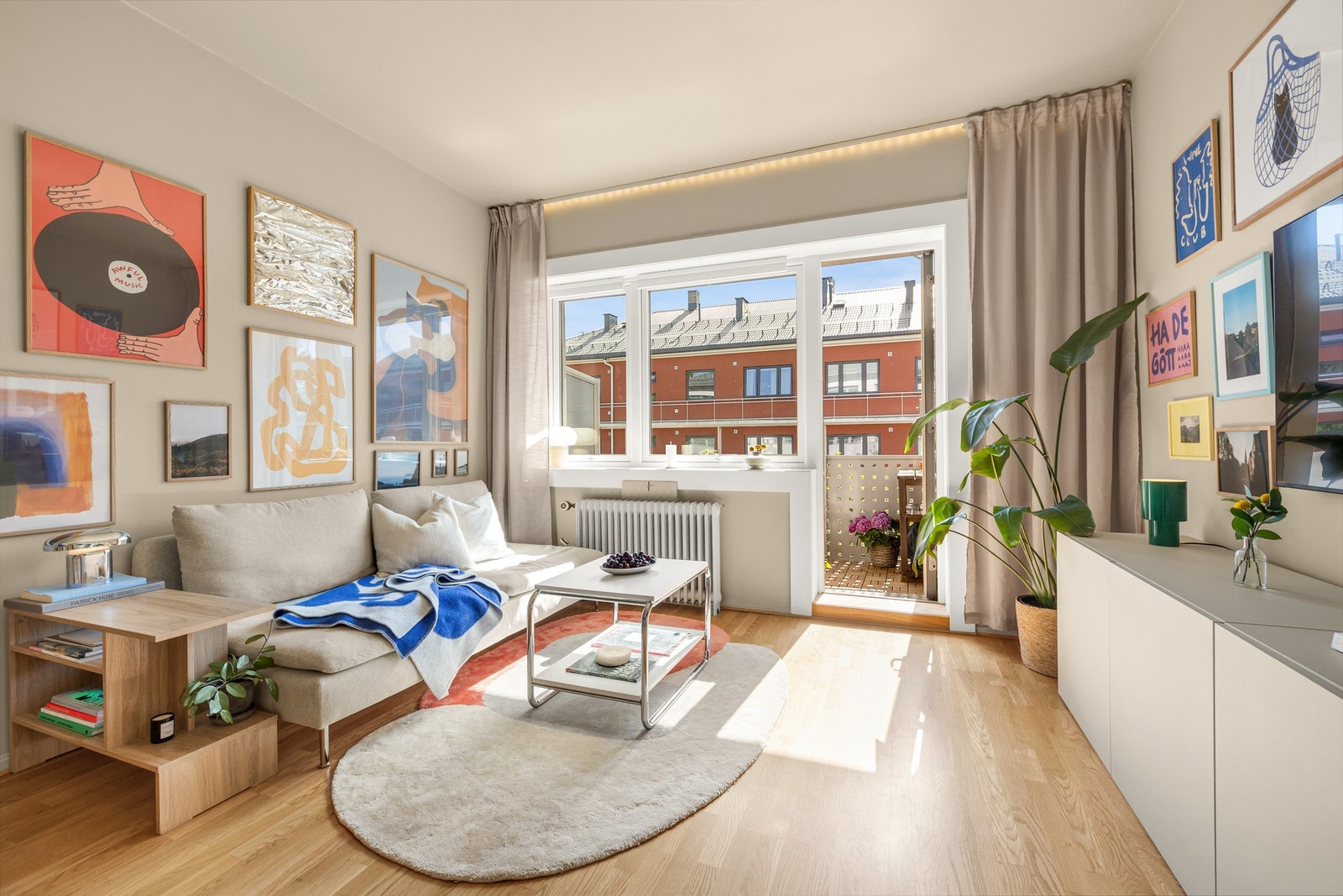 Leiligheten har en romslig og hyggelig stue med god plass til både sofagruppe og spisebord. Galleribilde