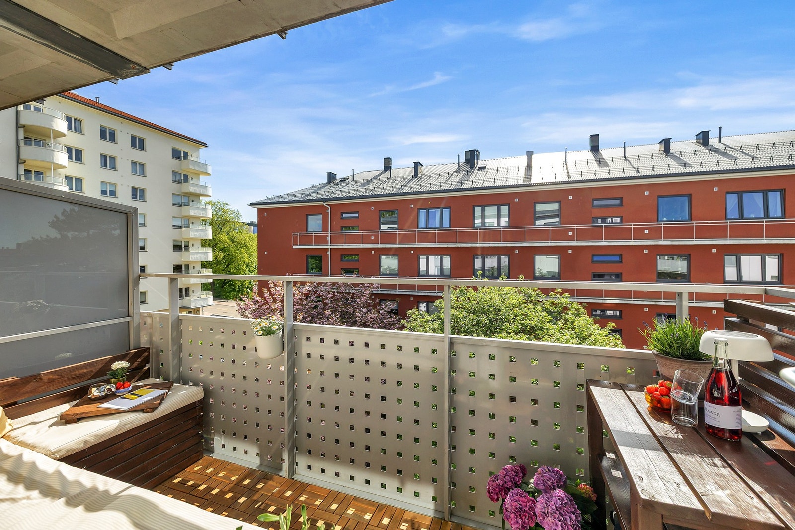 Fra stuen er det utgang til en solrik balkong på ca. 5 kvm som vender ut mot frodige grøntområder. Galleribilde
