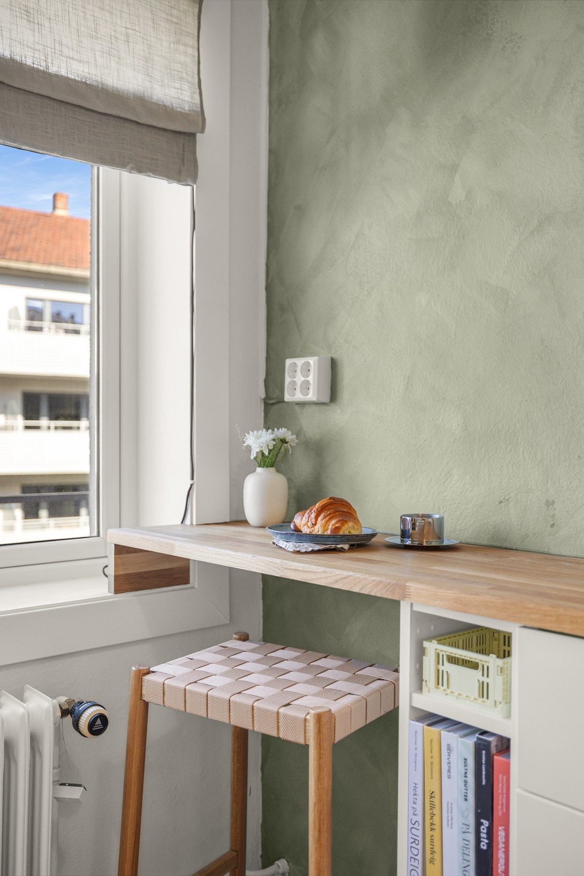 I enden av kjøkkenet er det innredet et hyggelig spisehjørne som passer perfekt til både frokost, eller hjemmekontor. Galleribilde