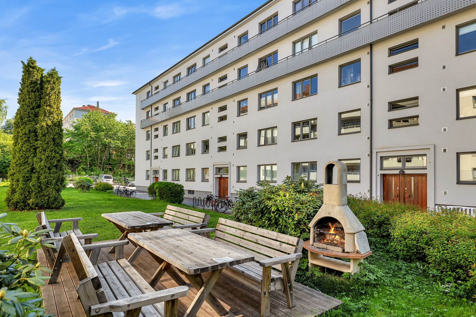 Det finnes også hyggelige felles uteområder med sittegruppe og grillmuligheter. Galleribilde