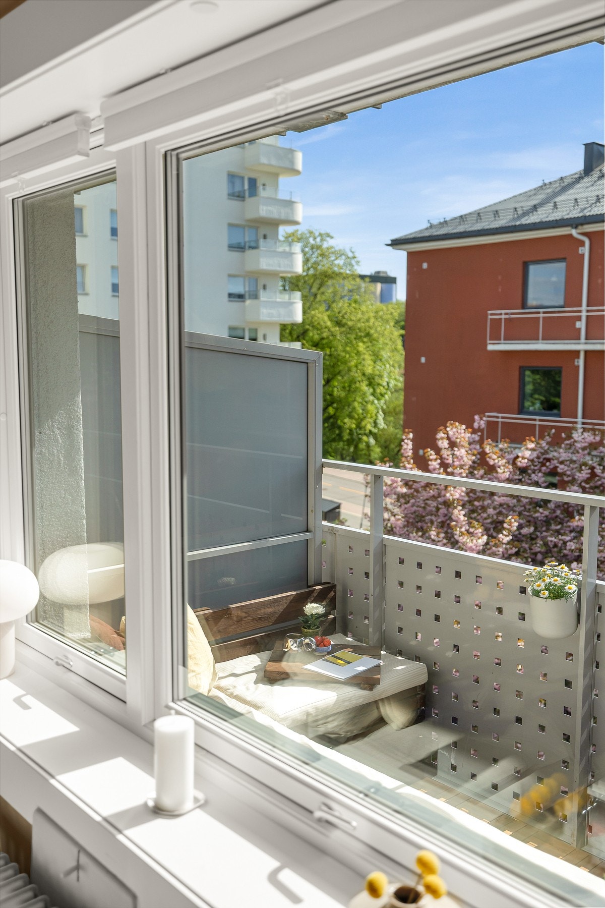 Vinduer og balkongdør i stuen er fra 2014. Galleribilde