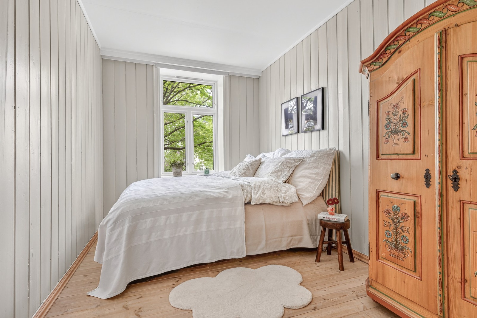 Soverommet er både lunt og romslig - en fredelig sone som vender inn mot den frodige og rolige bakgården. Galleribilde