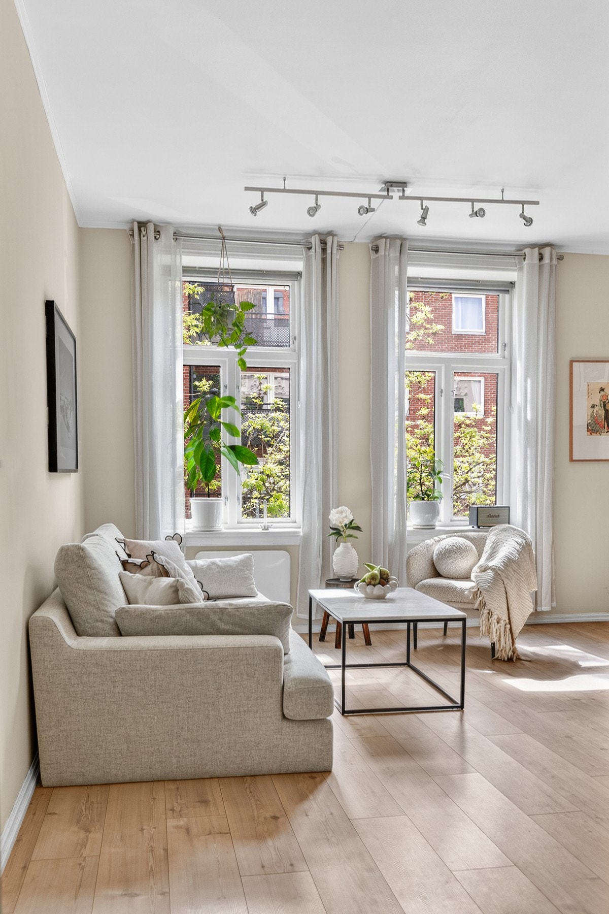 De store vindusflatene, vendt ut mot trafikkstille og rolig gate med hyggelig utsyn, sørger for rikelig med naturlig lys. Galleribilde