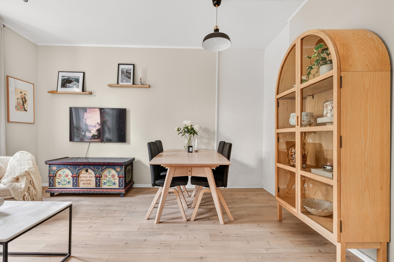 Innerst i hjørnet til høyre er det pipeløp med antatt mulighet for tilkobling av peisovn, noe som kan tilføre ekstra varme og hygge til rommet. Galleribilde