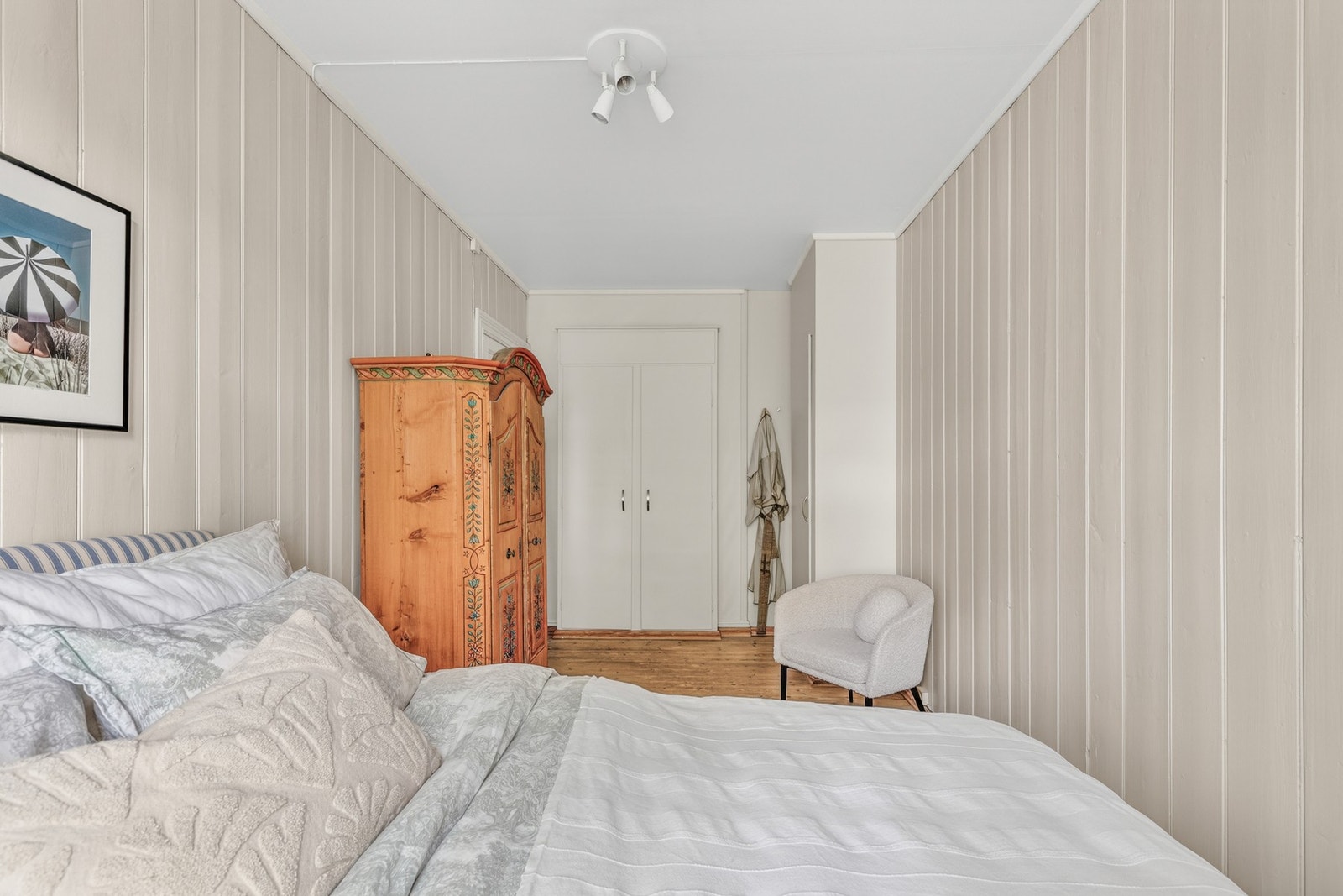 Med en lengde på nesten 4 meter er det enkelt å se at det her er god plass til en stor dobbeltseng med nattbord. Innebygget garderobeløsning som gir oppbevaringsplass til klær, sengetøy mm. Galleribilde
