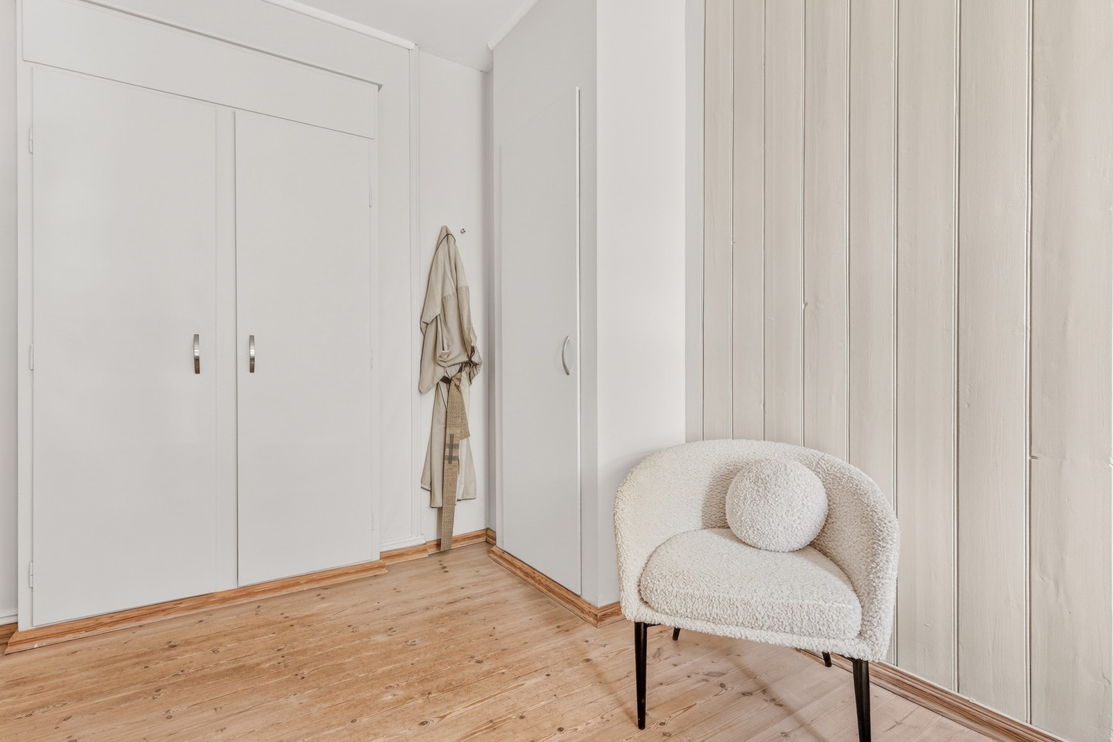 Rommet er nymalt i en fin farge og behagelig farge som gir rommet en harmonisk og stilfull karakter. Fargevalget er både moderne og beroligende - perfekt for et soverom. Galleribilde